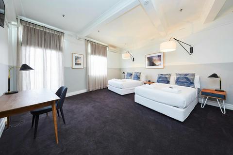 Bridgeview Hotel - 2-Bed Family Room, Shared Bathroom