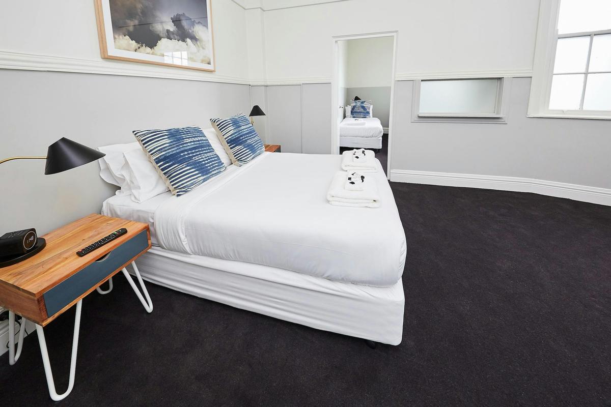 Bridgeview Hotel - 3-Bed Family Room, Shared Bathroom