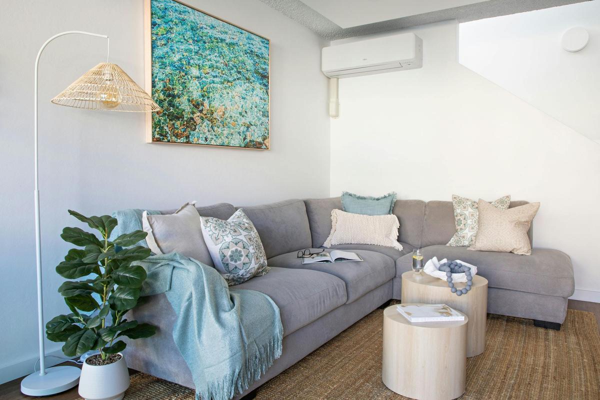 Room for 6 to relax on the comfy lounge