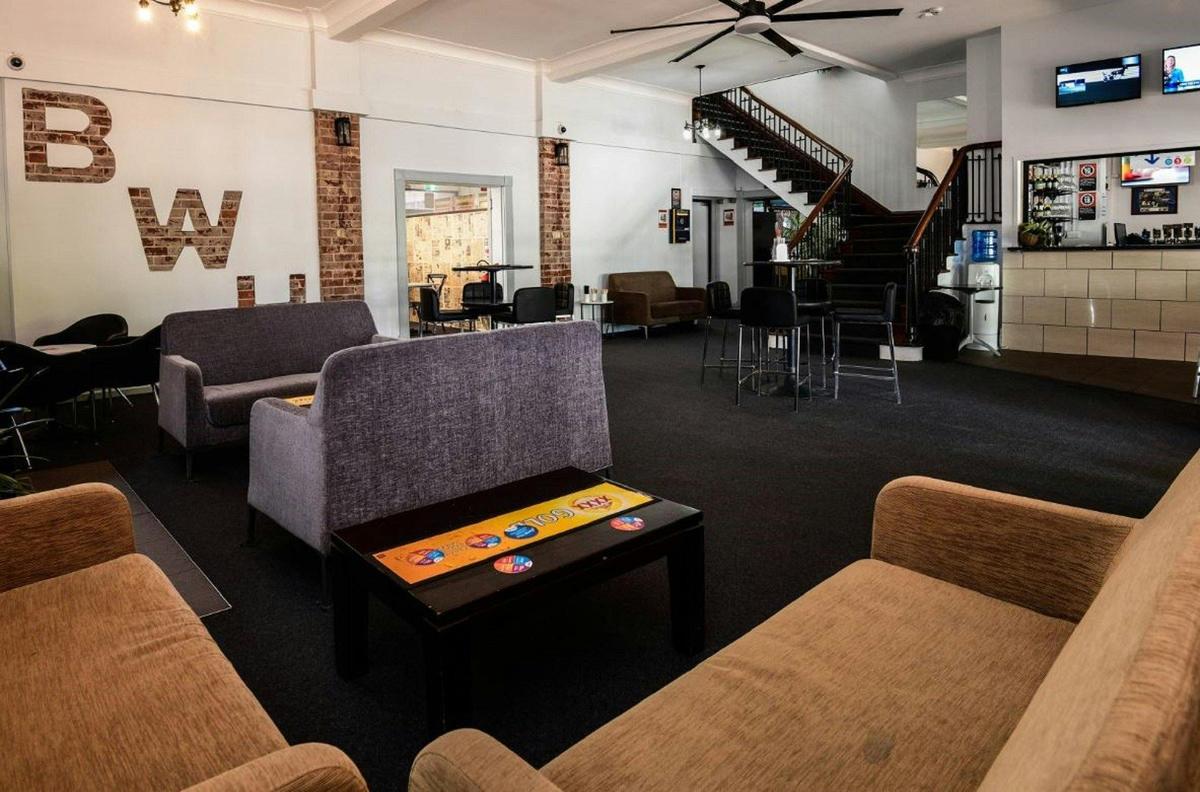 Broadway Hotel