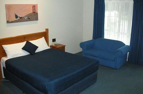 Breakout Motel Deluxe Queen Room