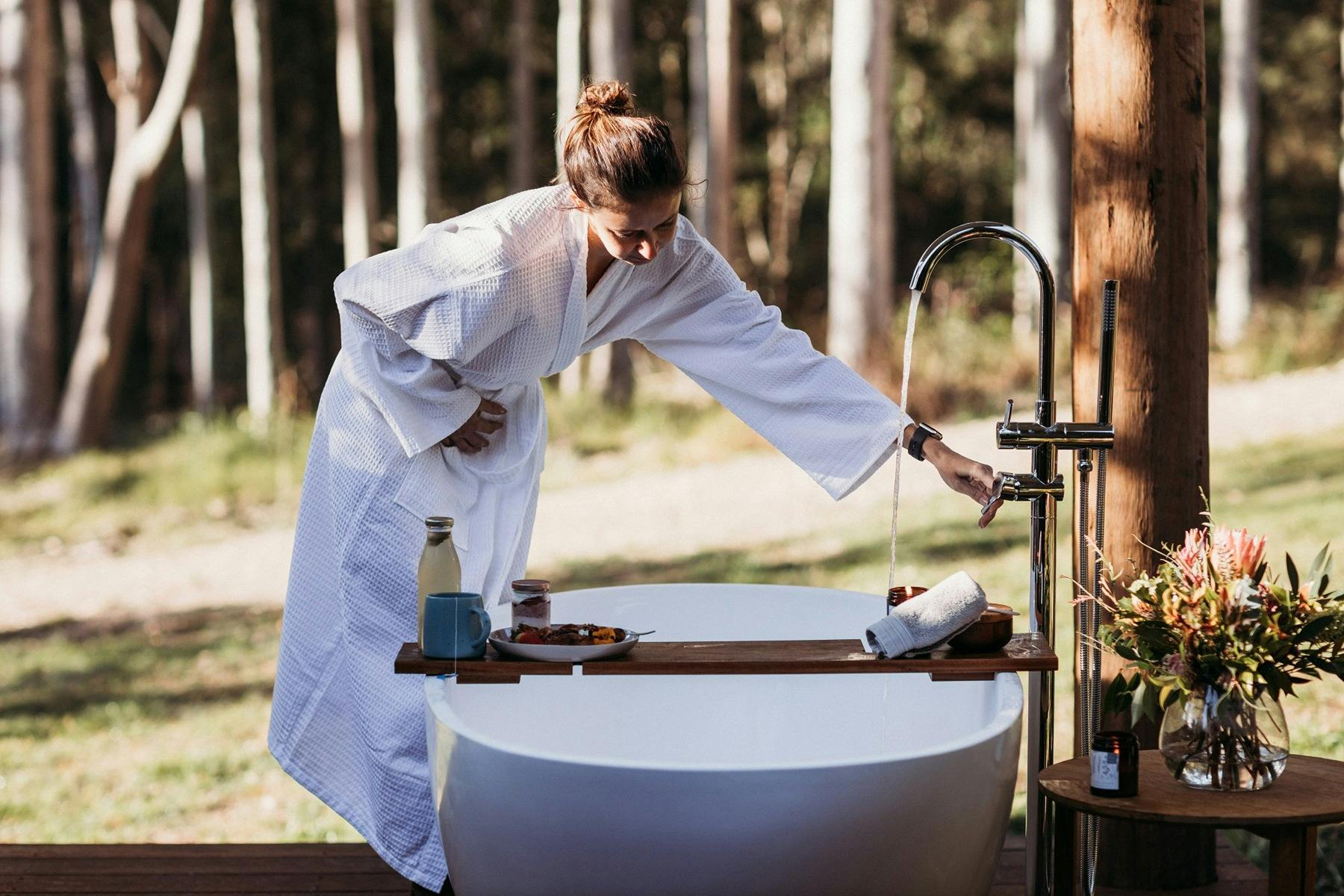 An outdoor bath at every cabin at Carawirry