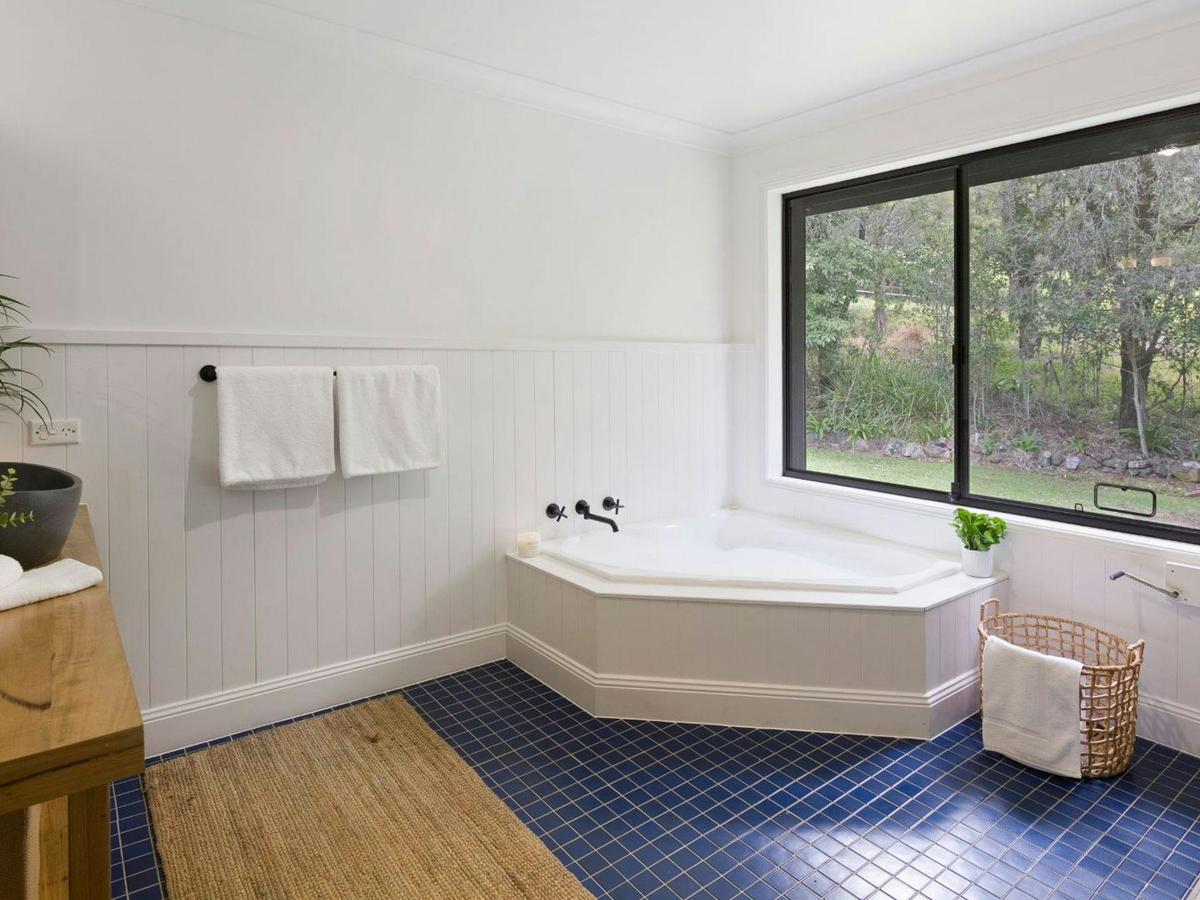 Bathroom | Spa bathtub
