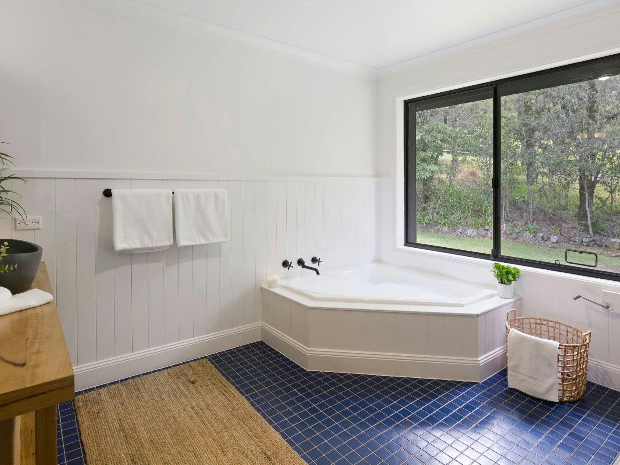 Bathroom | Spa bathtub