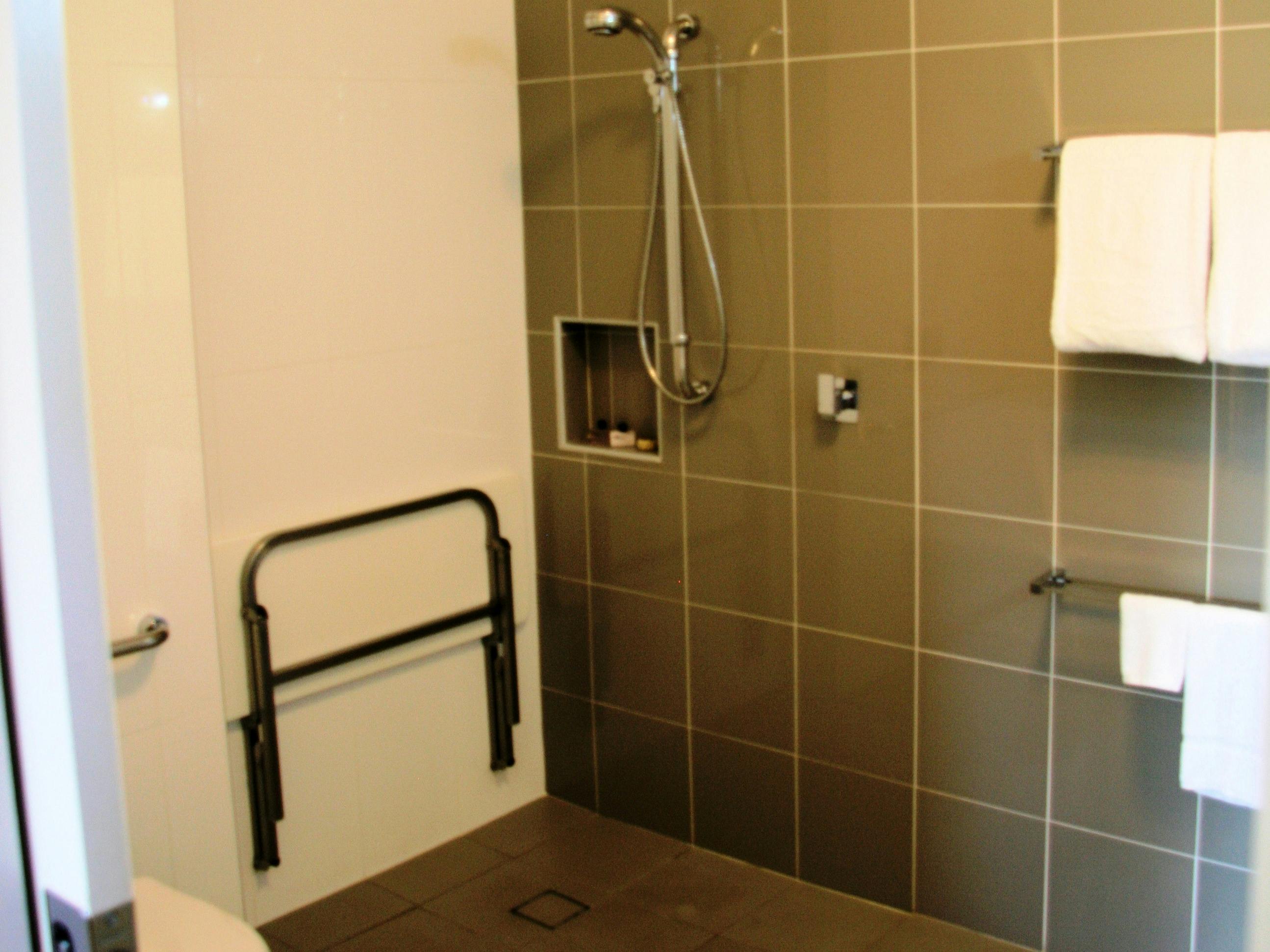 King/Twin Suite Accessible Ensuite