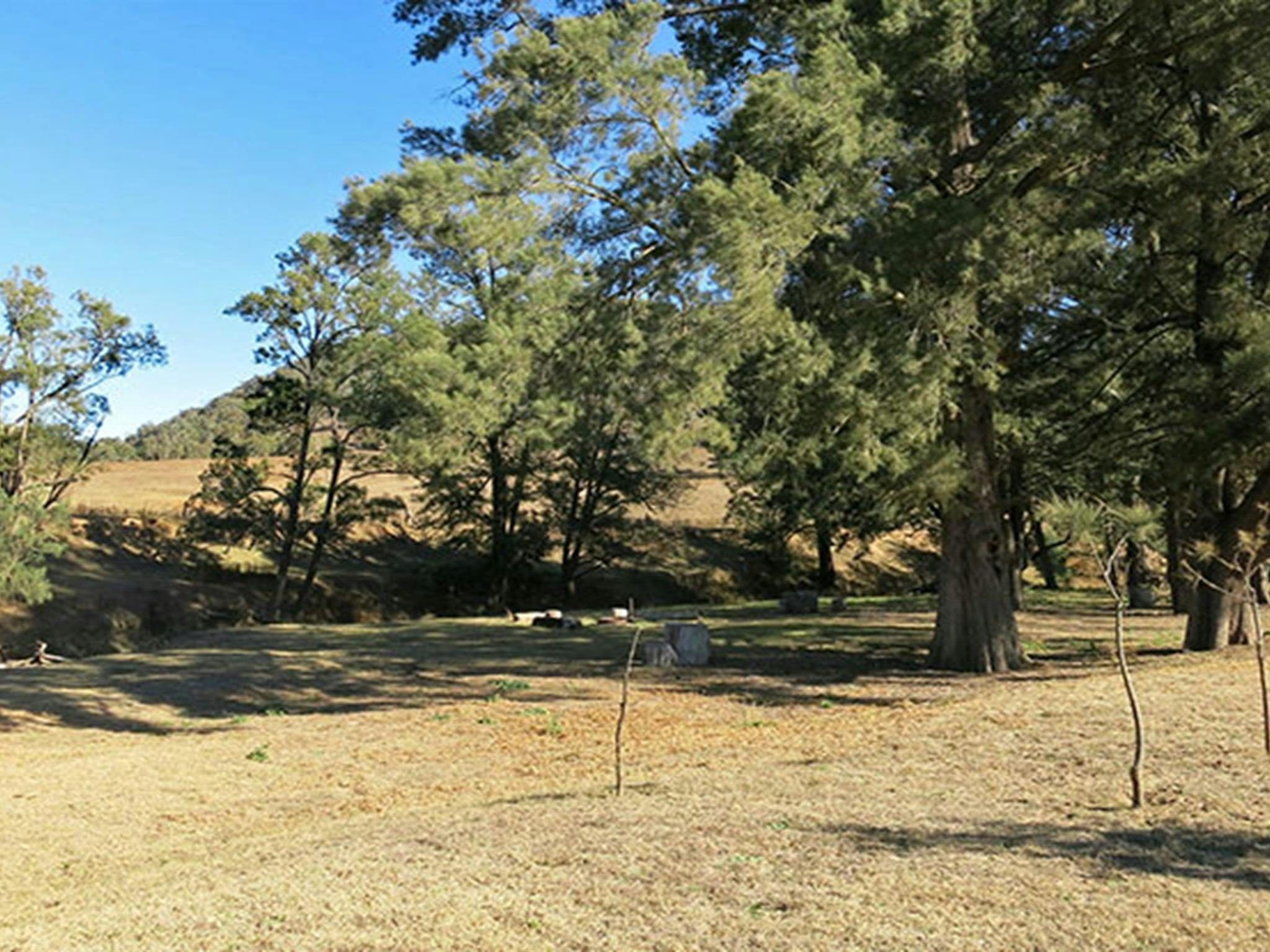 Capertee campground and surrounding countryside next to Capertee River in Capertee National Park.