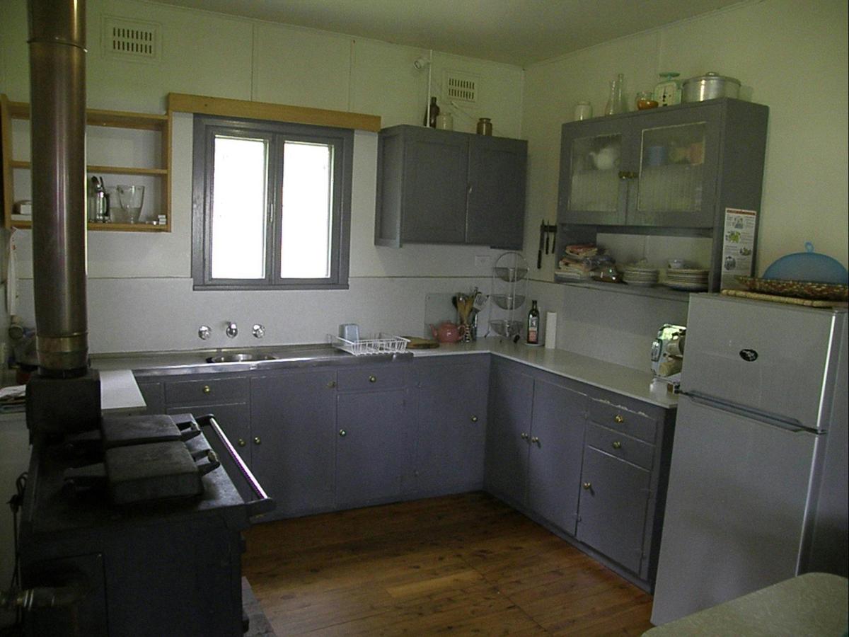 Callicoma Hill Eco-cabin kitchen
