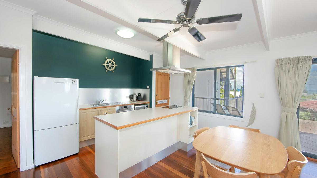 Ocean Suite - kitchen/dining area
