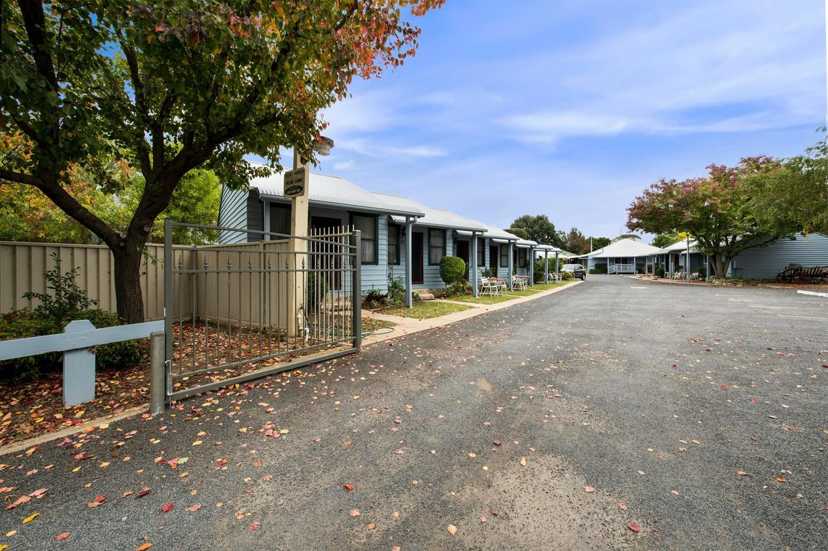 Entering Canberra Ave Villas