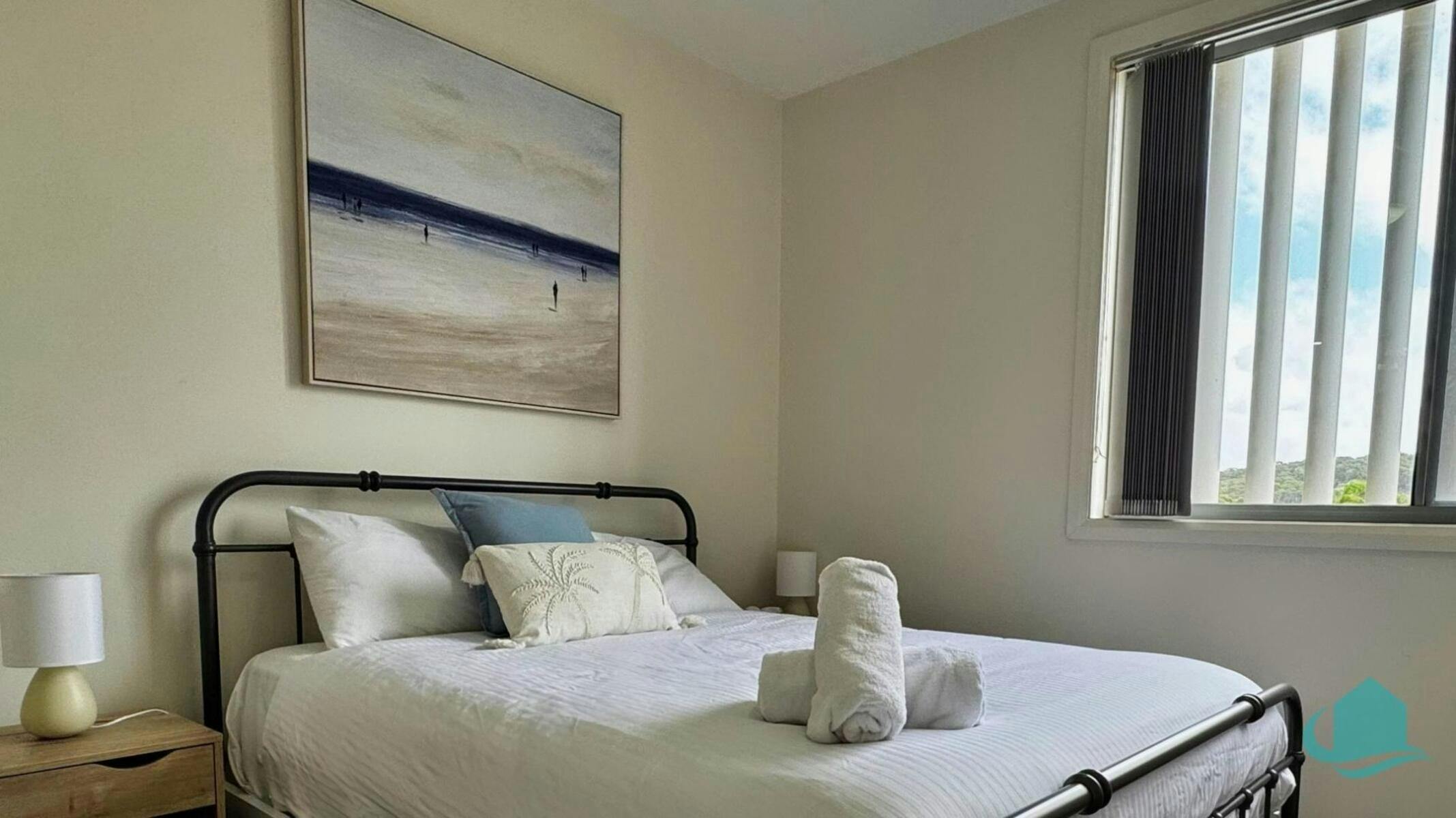 bedroom with queen bed