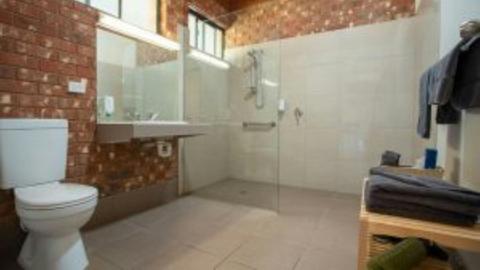 Queen room, Bathroom