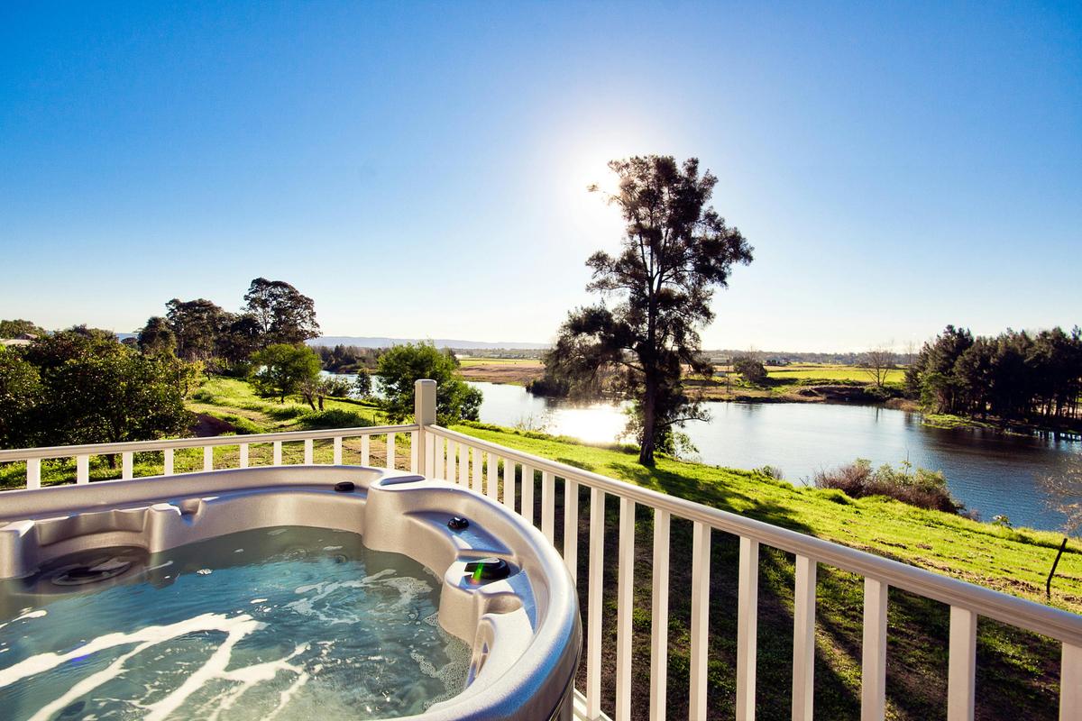 Outdoor Spa -perfect for soaking up the amazing Hawkesbury River views
