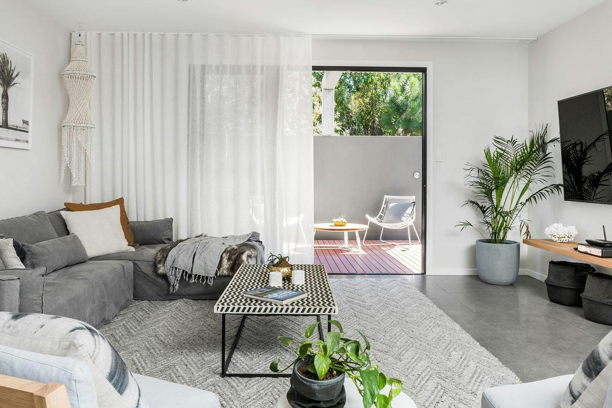 Catalinas - Byron Bay - Lounge Room b
