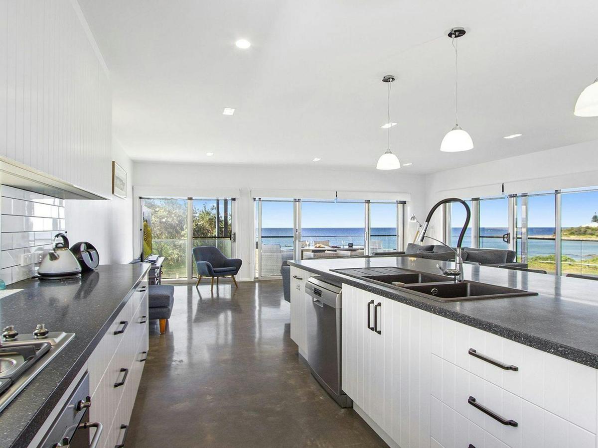 Dishwasher, Kitchen, Microwave Oven, Oven, Refrigerator
