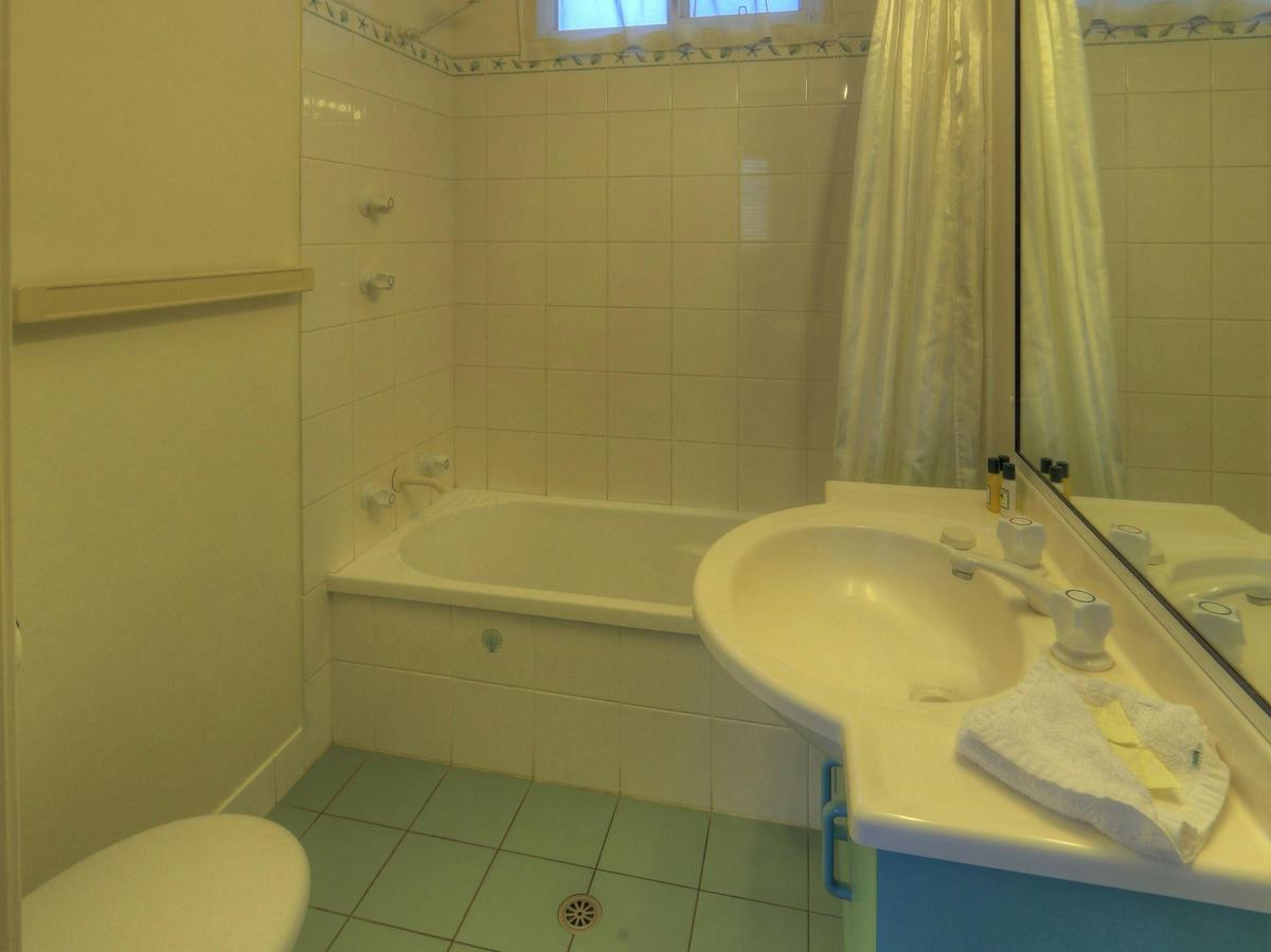 Elevated Ocean View Villa - Bathroom