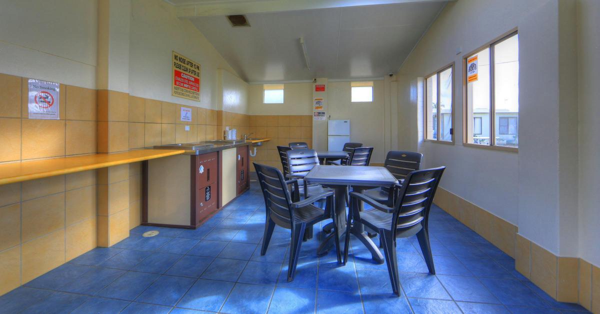 Clyde View Holiday Park - Camp Kitchen