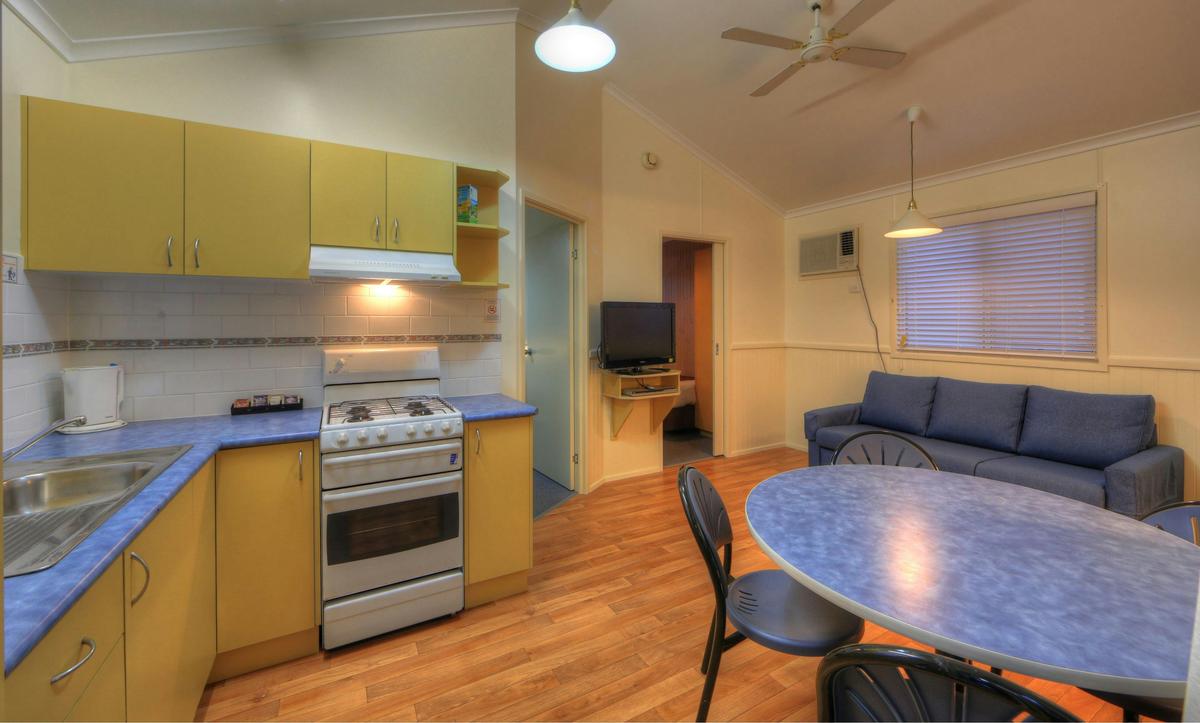 Park Villa - Kitchen & Dining