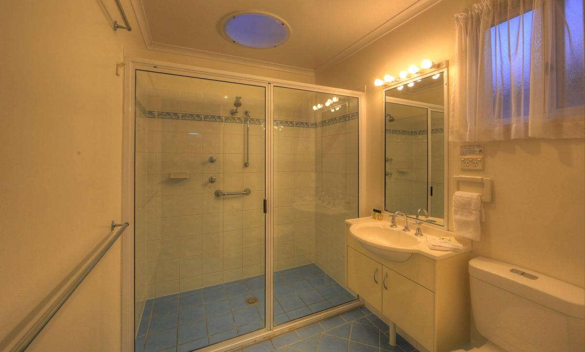 2 Bedroom Beachfront Villa - Bathroom