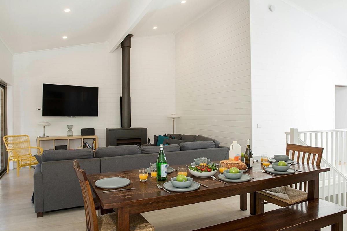 Lounge & Dining