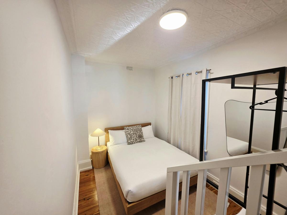 Crown Hotel Surry Hills - Deluxe Two-Bedroom Apartment - Bedroom