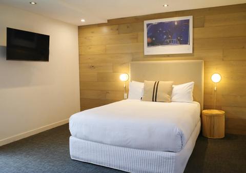 Deluxe Queen Room (Private Balcony)