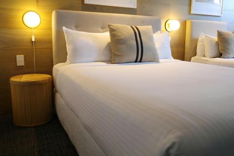 Crown Hotel Surry Hills - Deluxe Queen & Single (Private Balcony)
