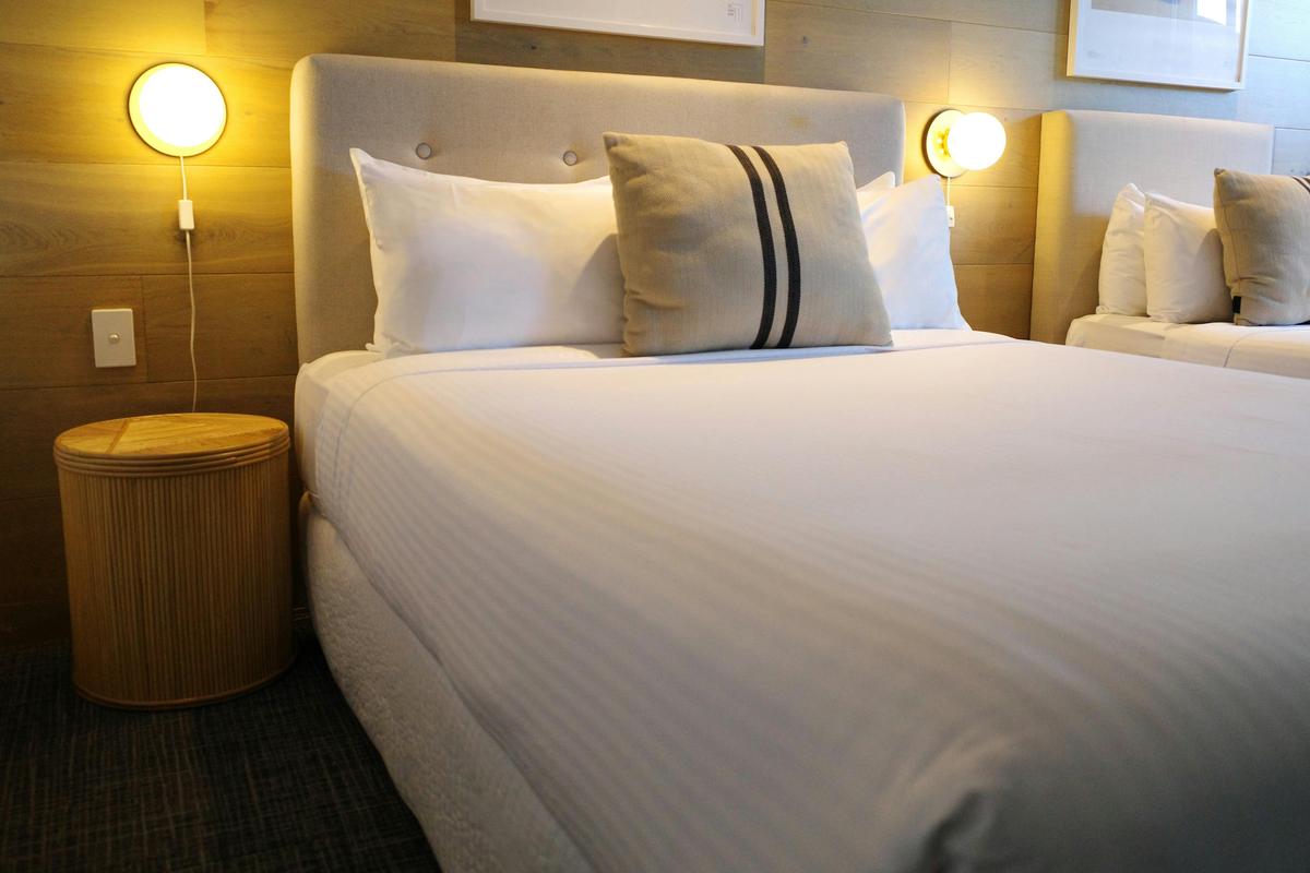 Crown Hotel Surry Hills - Deluxe Queen & Single (Private Balcony)