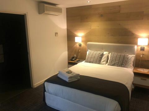 Crown Hotel Surry Hills - Accessible Queen Room