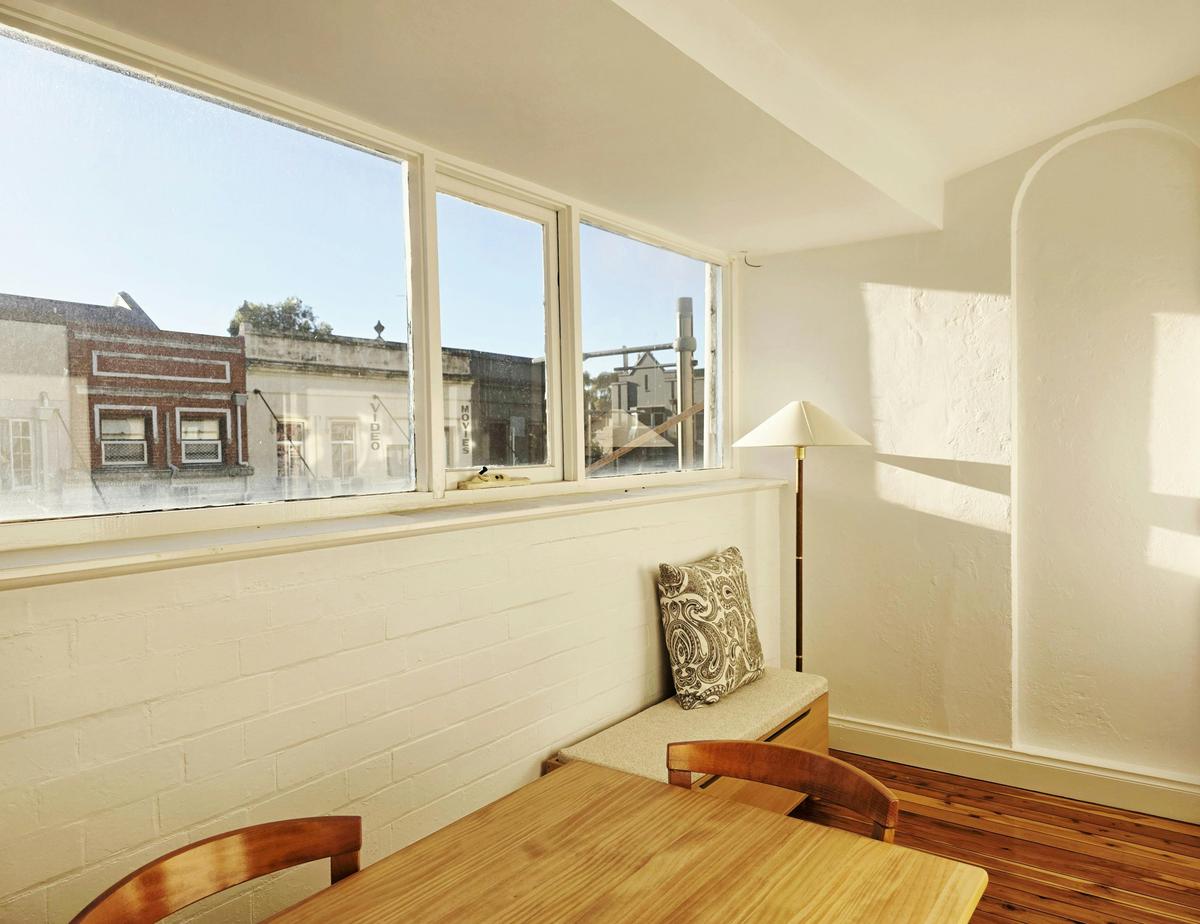 Crown Hotel Surry Hills - Deluxe Two-Bedroom Apartment - Dining Area