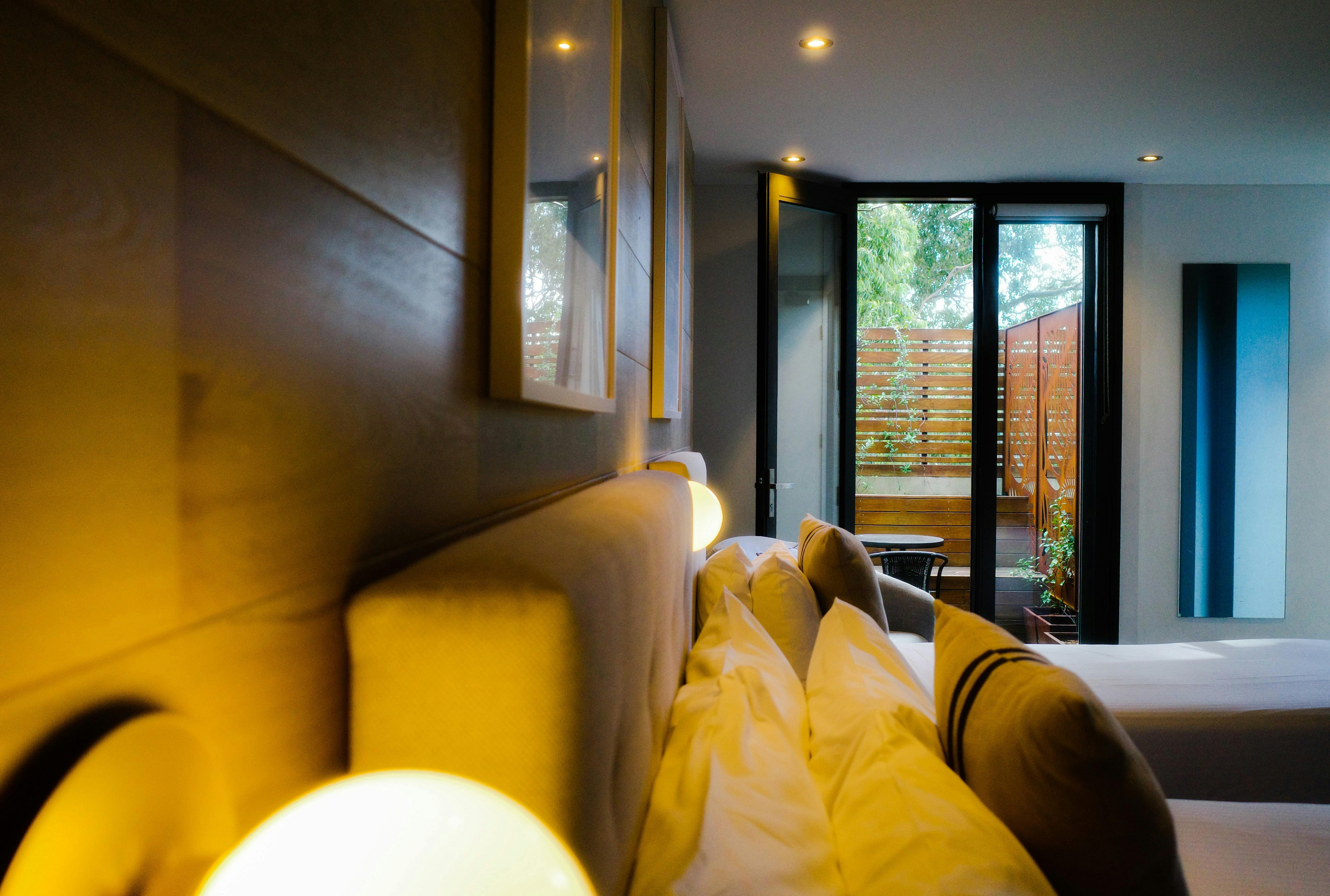 Crown Hotel Surry Hills - Deluxe Queen and Single (Private Balcony)