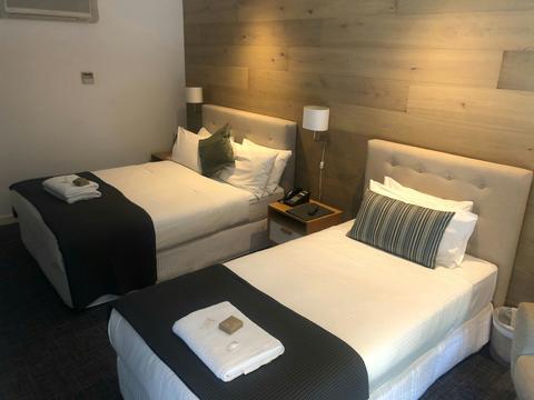 Crown Hotel Surry Hills - Superior Queen and Two Singles