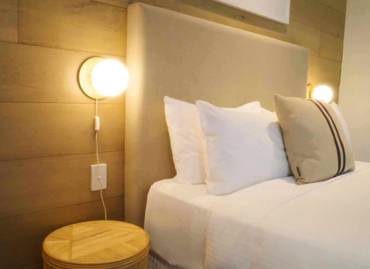 Crown Hotel Surry Hills - Deluxe Queen (Private Balcony)