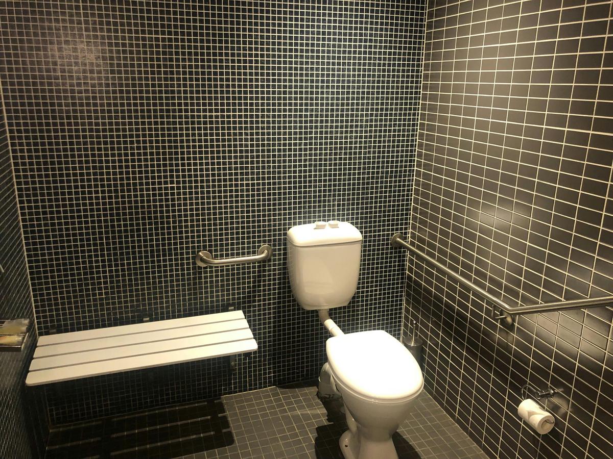 Crown Hotel Surry Hills - Accessible Queen (No window) - Accessible Bathroom