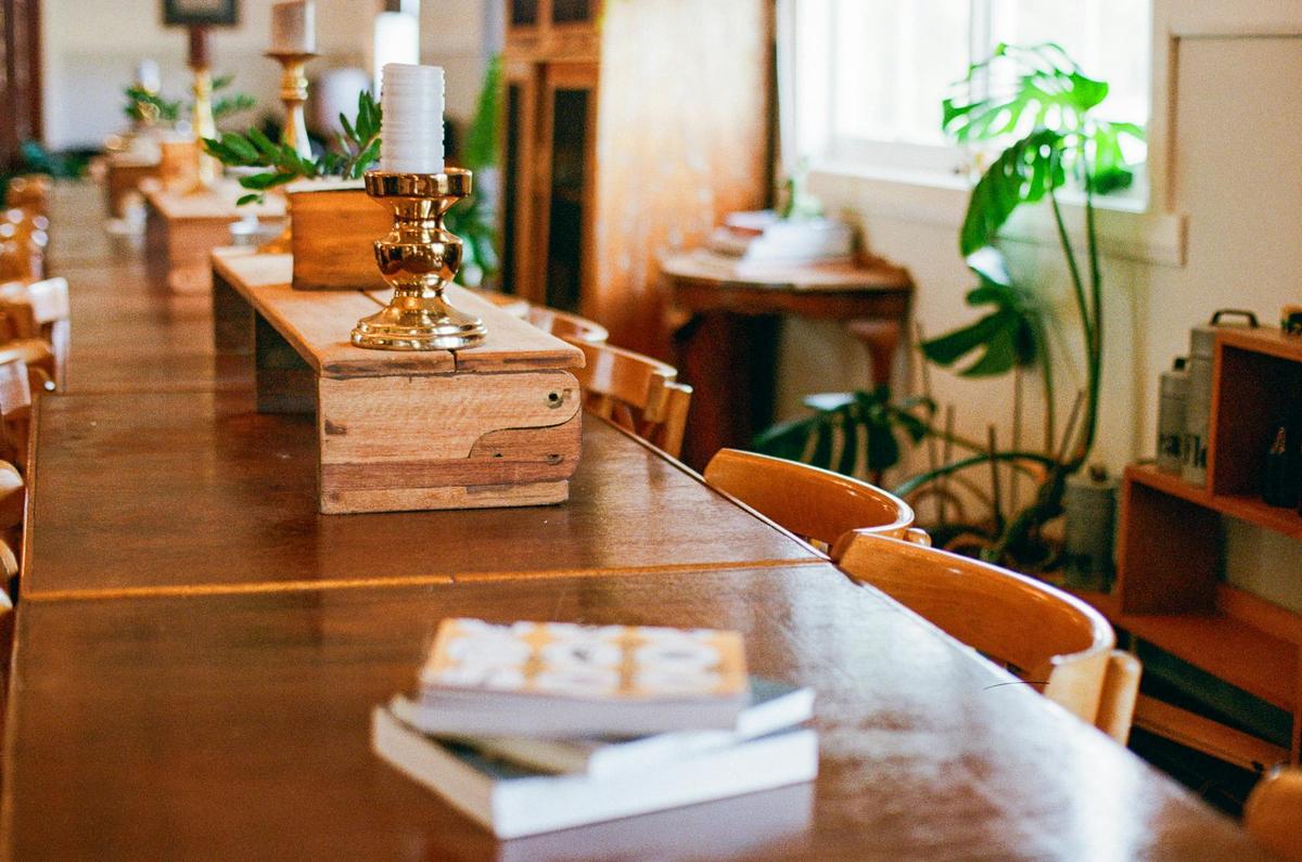 The Shearer's Quarters Guest Lounge and Event Space Tables at Daytime