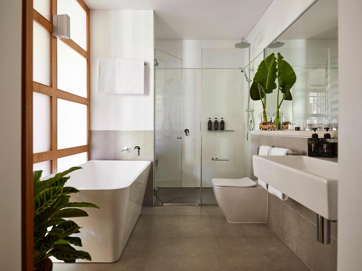 Rainforest luxe suite bathroom