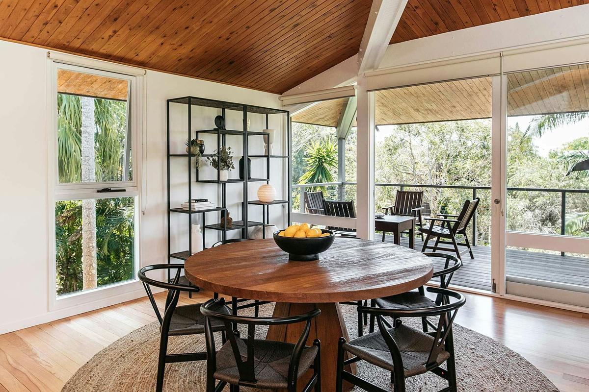 Cape Breeze - Byron Bay - Small Dining Table flow to Outdoor Seating