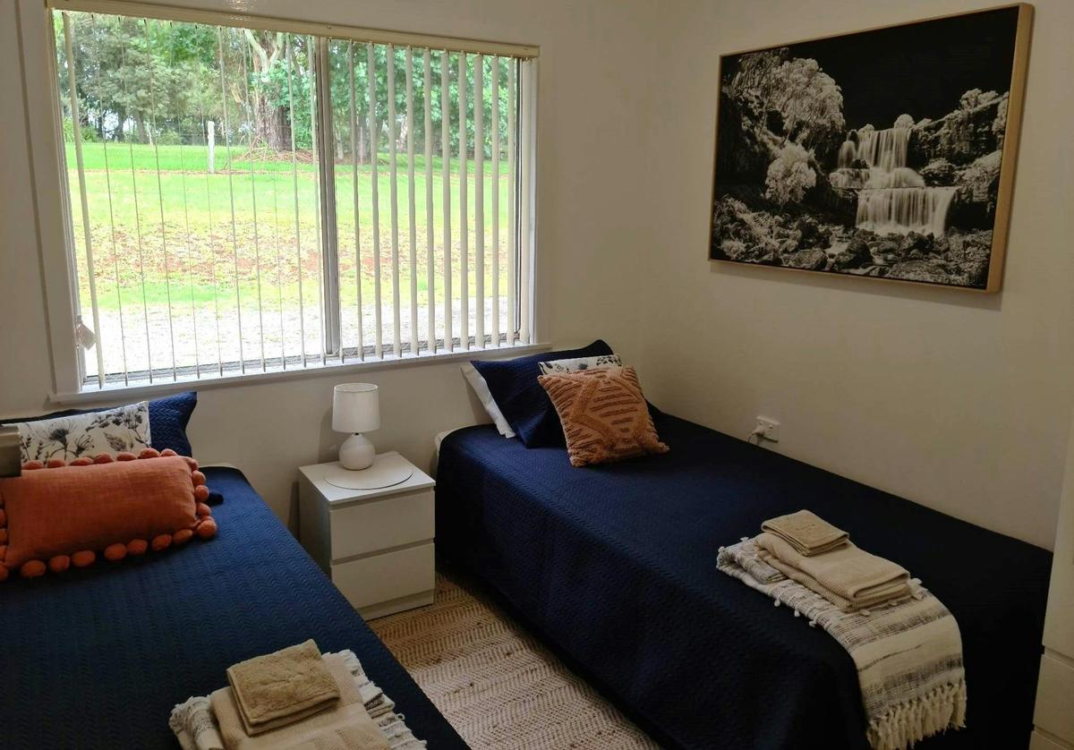 Waratah Wing - King Single