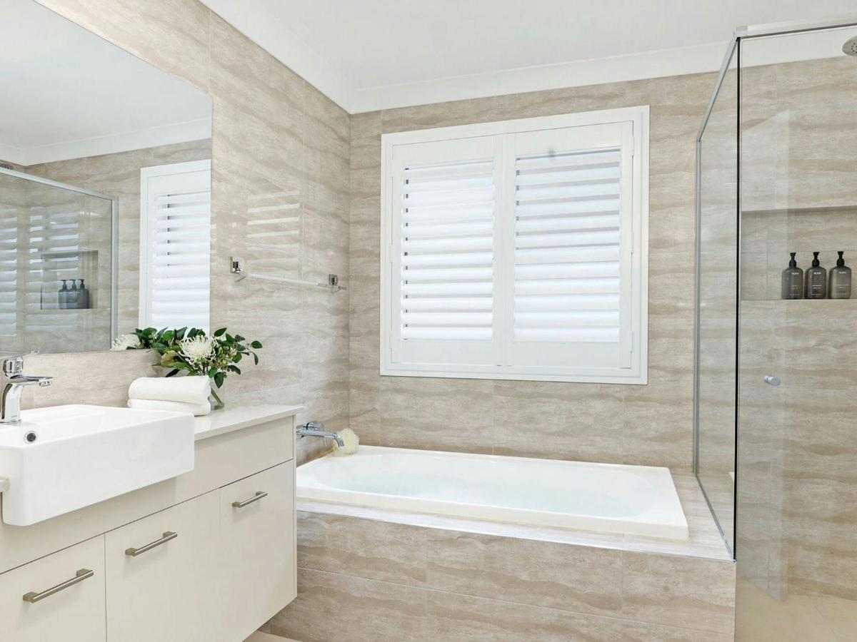 Coastal Drift | Bathroom | Bath | Hairdryer | Bodywash | Shampoo | Conditioner