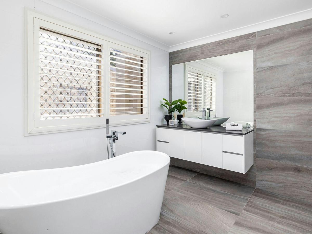 Main Bathroom | Bath | Shower