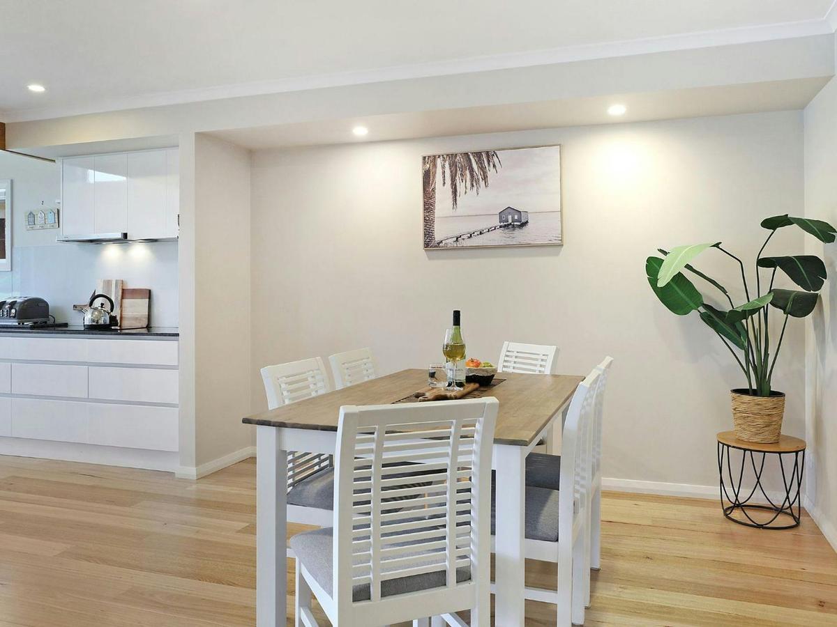 Coastal Bungalow | Dining Area