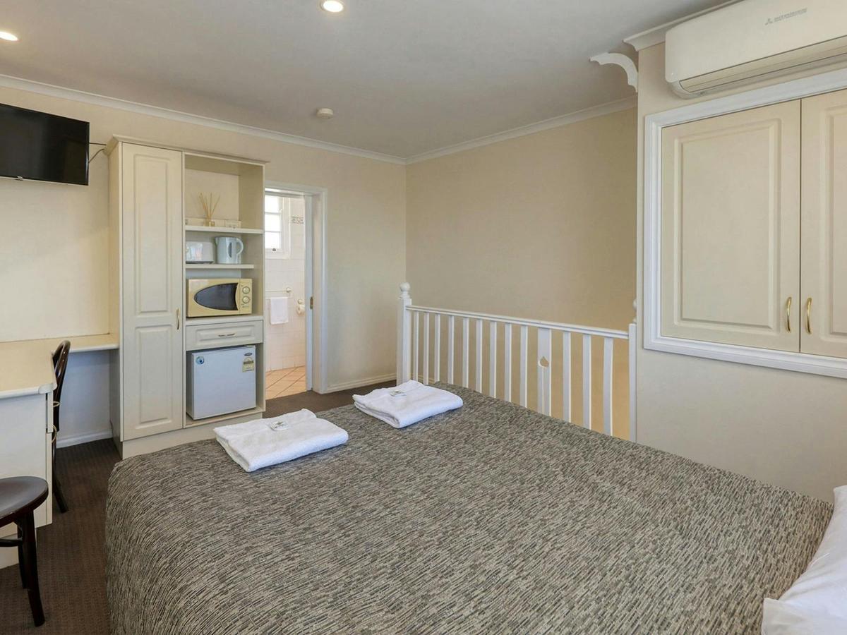 Coachman Hotel Motel Queen Room