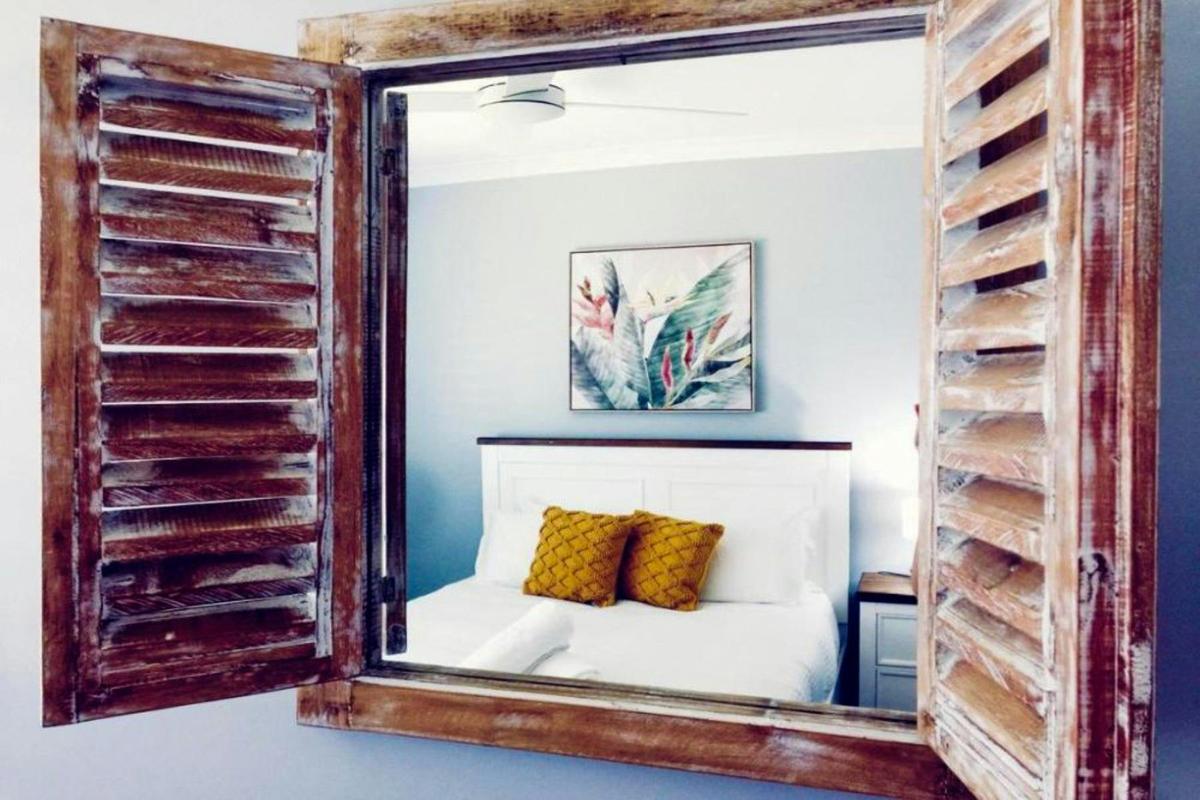 Bedroom with queen size bed