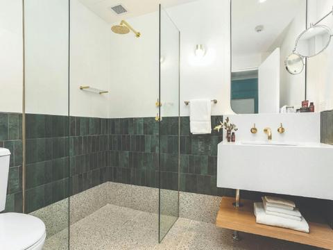 Coogee Bay Hotel - Bay room bathroom