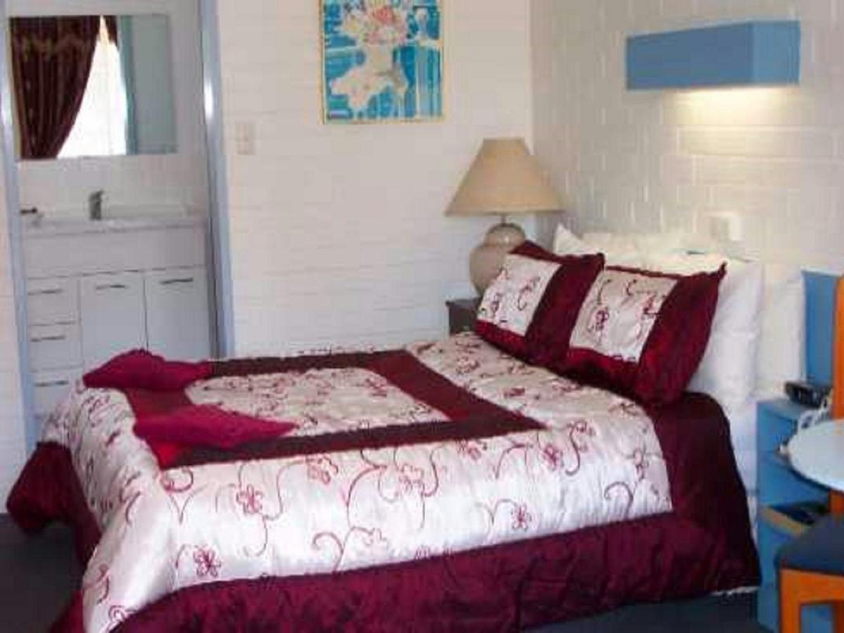 Queen bedroom