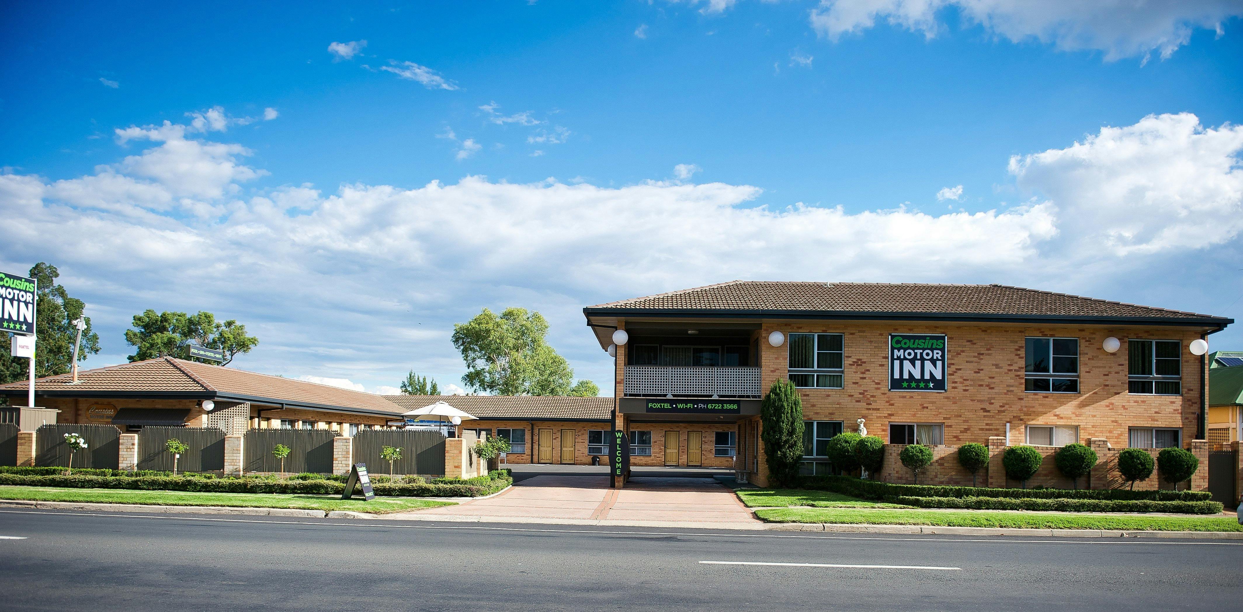 External front view of Entrance to Cousins Motor Inn
