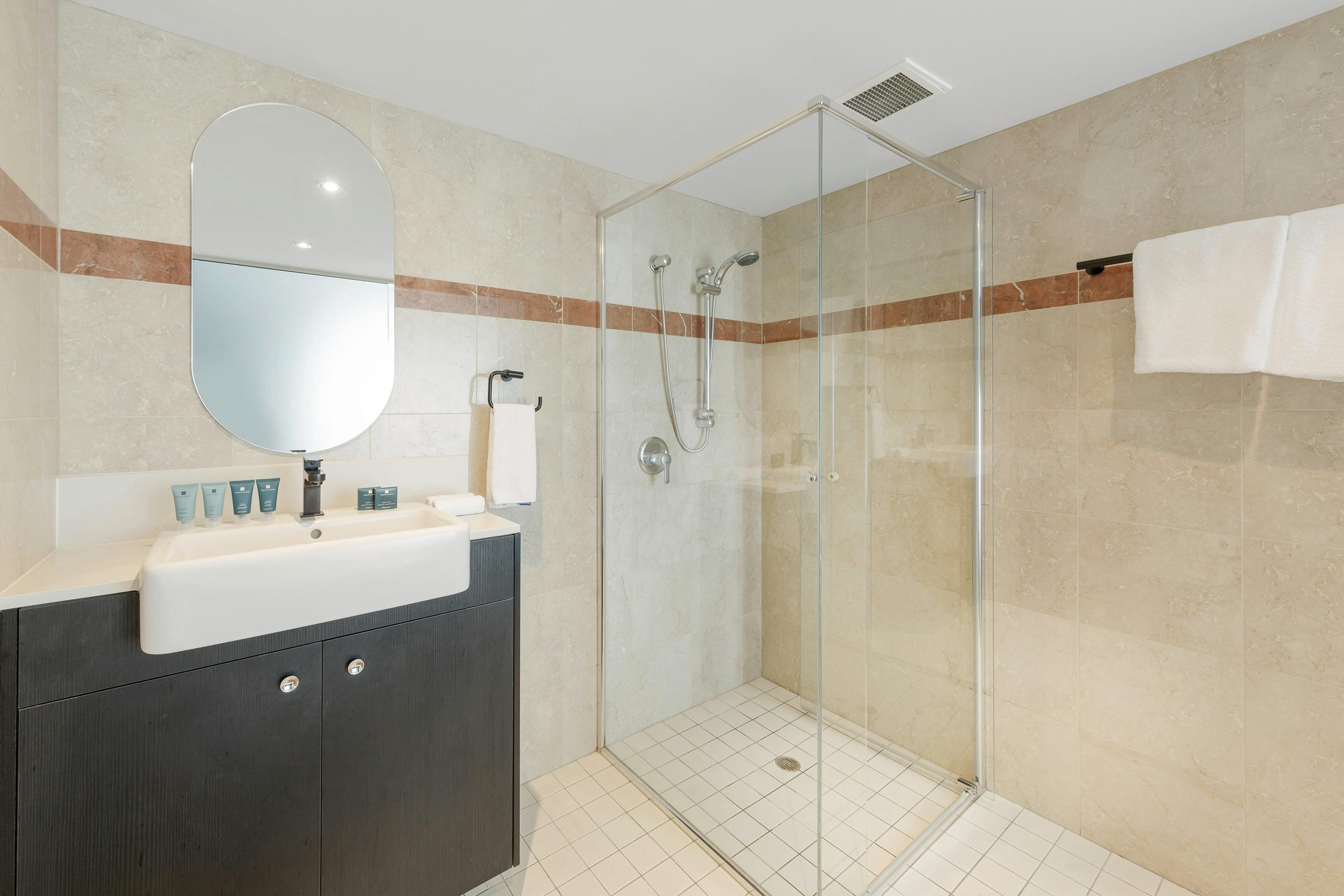 1 Bed Deluxe Bathroom