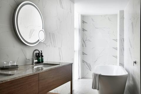 Junior King Suite Bathroom