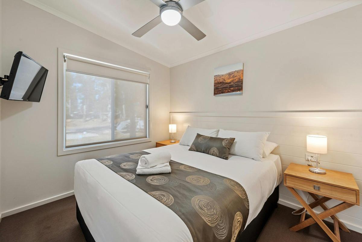 Deluxe 2 Bedroom Waterfront Cabin - Sleeps 5
