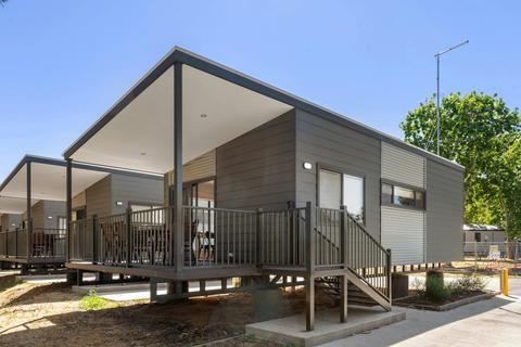 Deluxe 2 Bedroom Waterfront Cabin - Sleeps 6