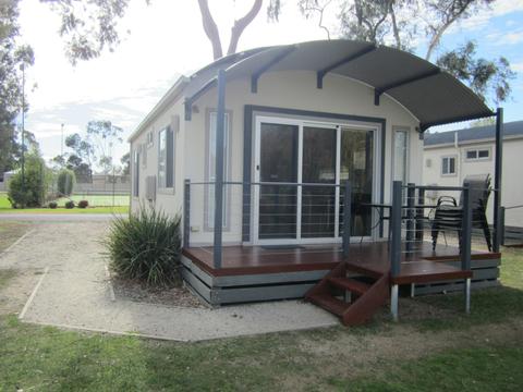 Deluxe 2 Bedroom Cabin - Sleeps 4